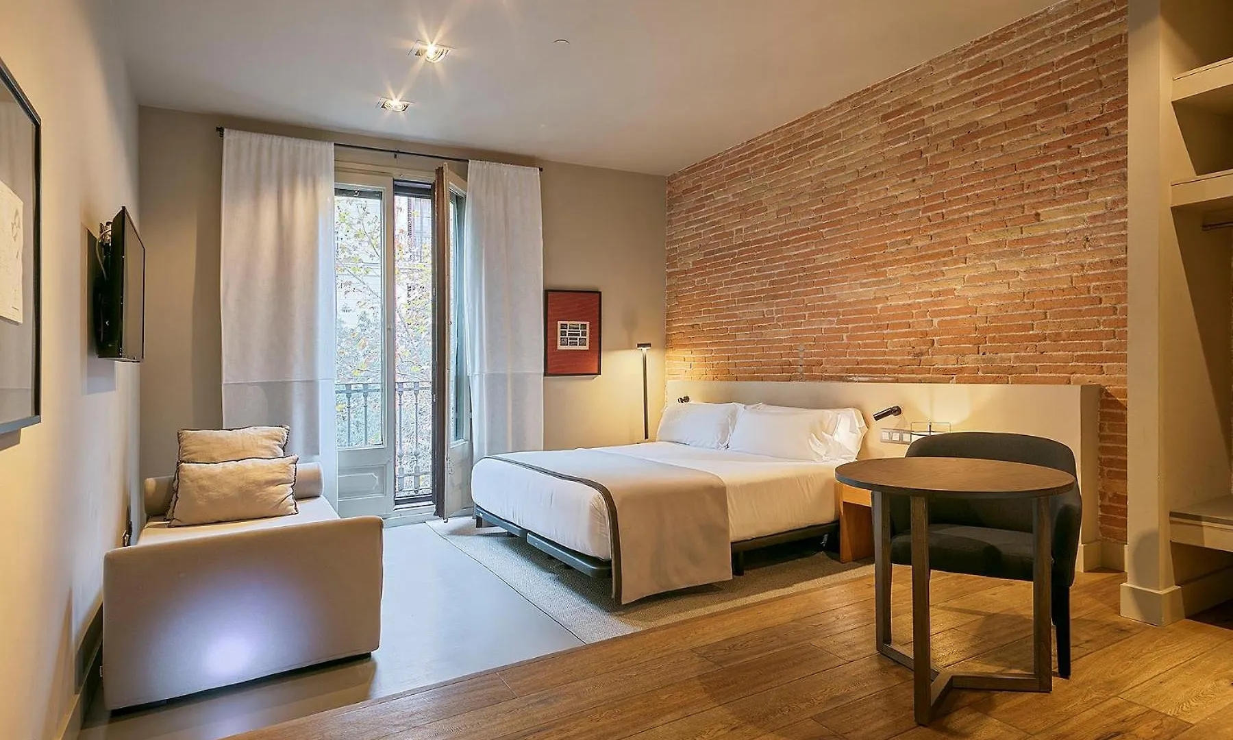 Uma Suites Pau Claris Barcellona 3*,  Spagna